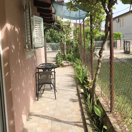 Stefanija - With Garden View דירה אומאג